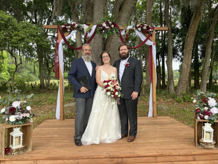 Outdoor wedding at Grass Campers Event Venue in Reddick